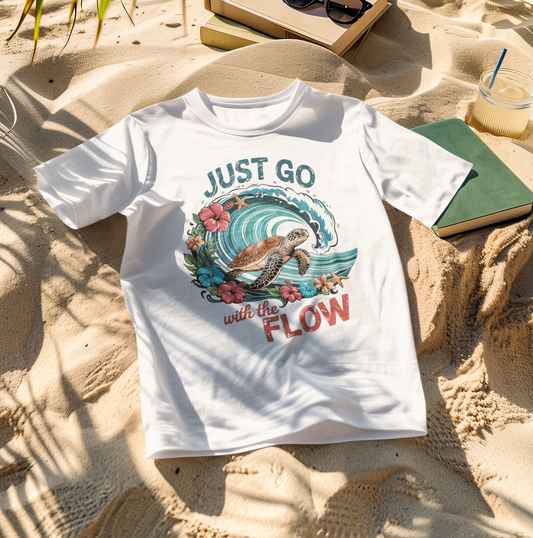 Weißes T-Shirt, mit Meereswelle, Hibiskusblüten, relaxter Schildkröte und dem Spruch „Just go with the flow“ im Retro-Stil