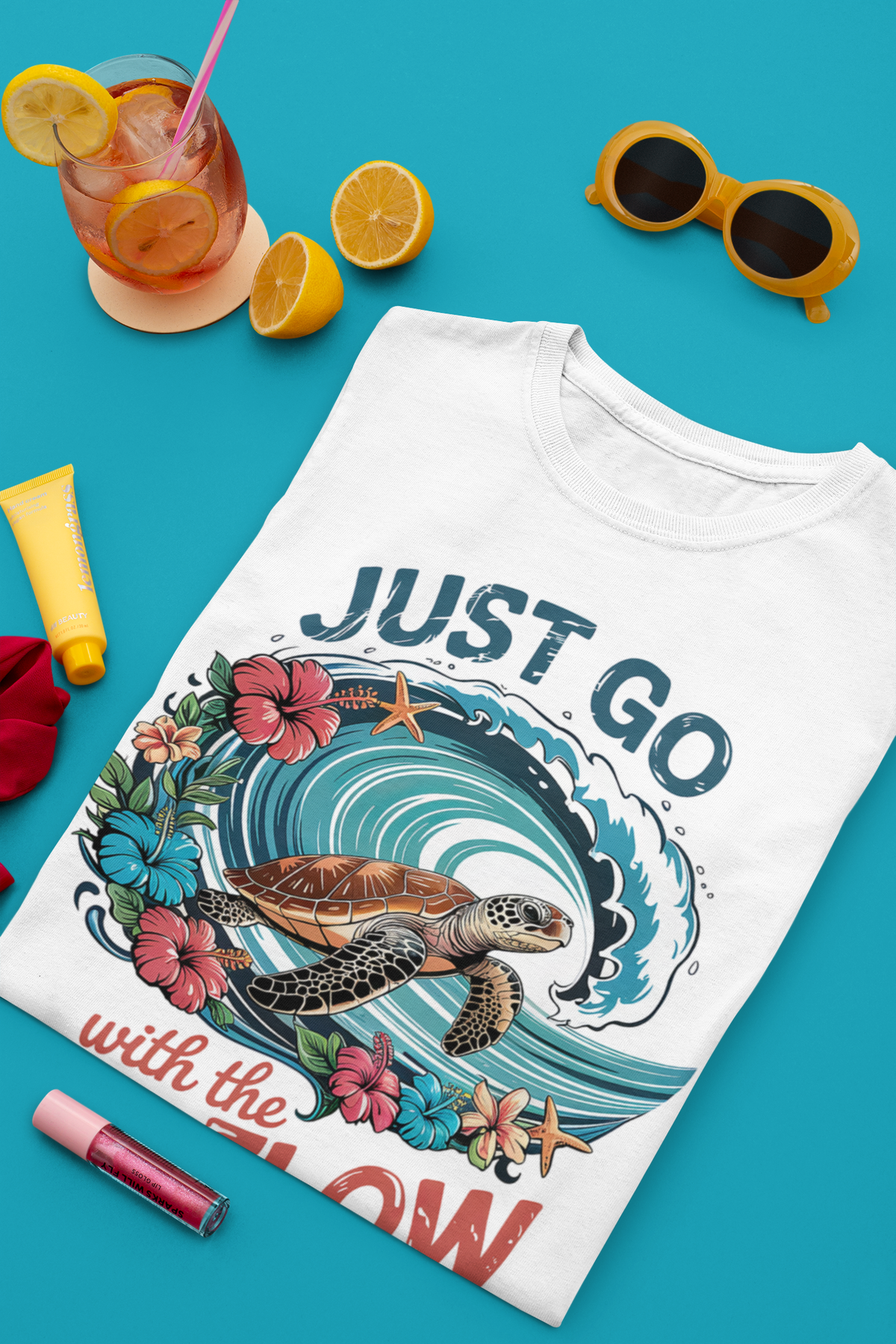 Weißes T-Shirt, zusammengefaltet, mit Schildkröten-Print.