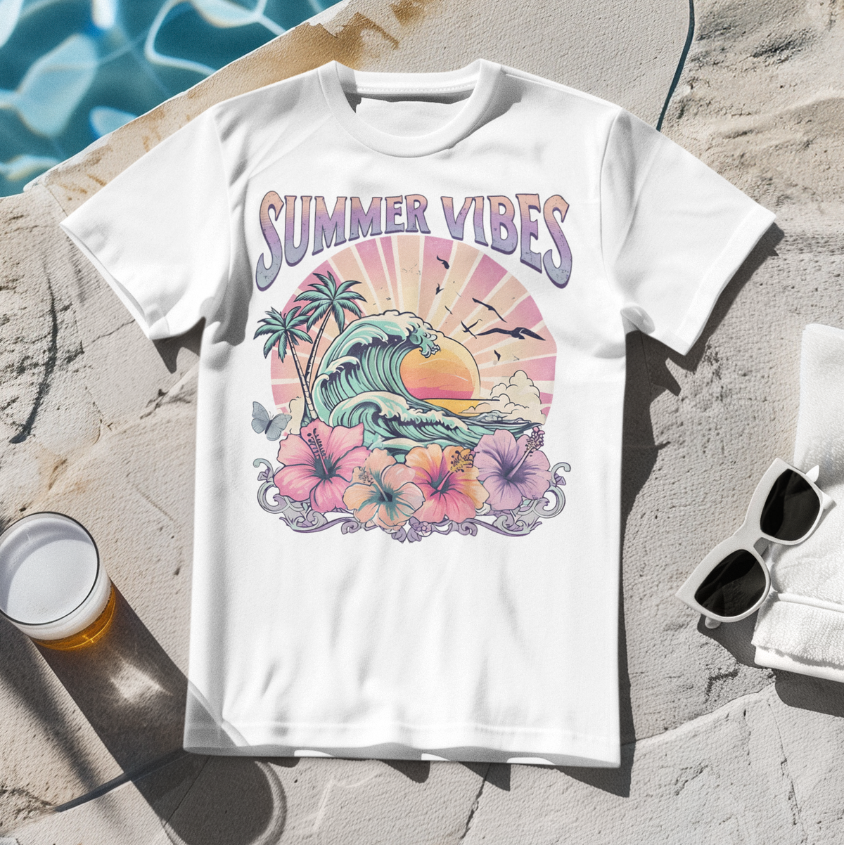 Weißes T-Shirt mit pastellfarbenem Vintage-Motiv: Strand, Palmen, Hibiskusblüten und Schriftzug „Sommer Vibes“