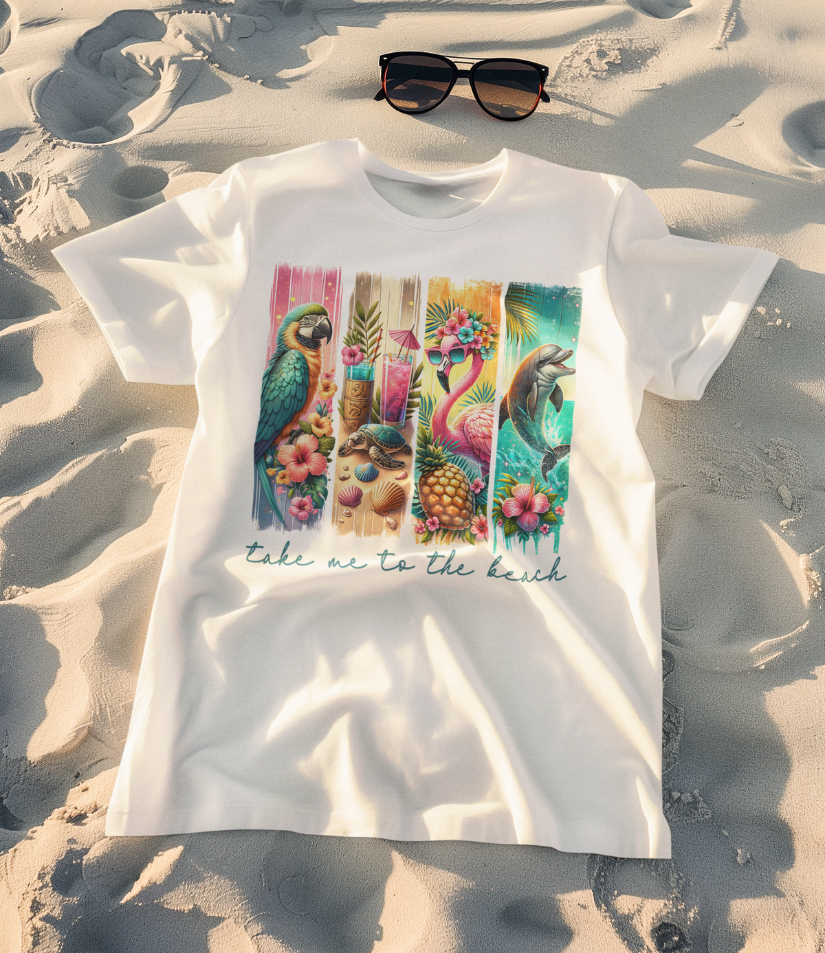 Weißes T-Shirt mit tropischem Motiv: Hibiskusblüten, Flamingo, Papagei und Schriftzug „Take me to the Beach“
