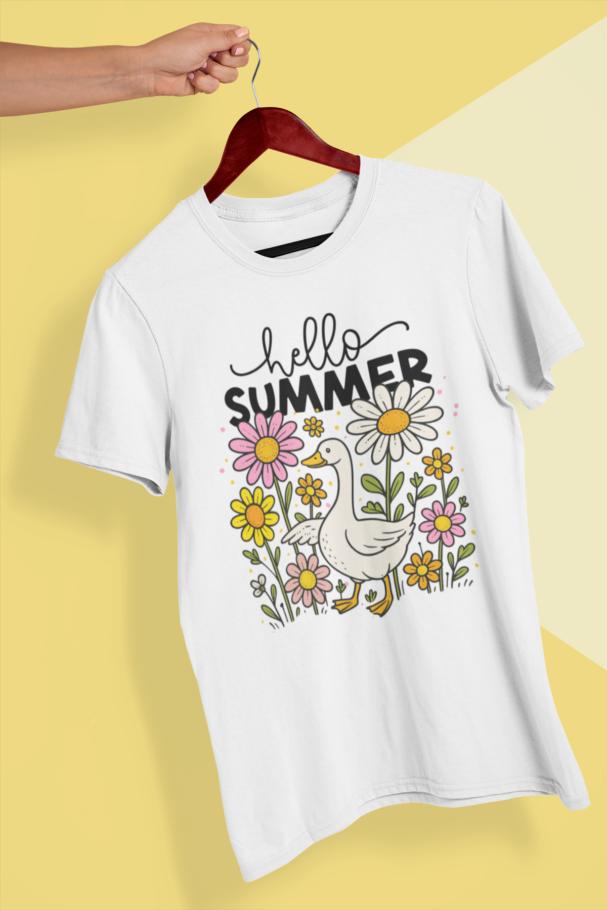 Weißes T-Shirt mit Gans und Blumenmotiv sowie Schriftzug „Hello Summer“, hängend auf einem Holzkleiderbügel