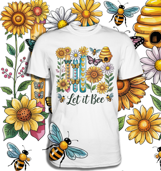 Weißes T-Shirt mit Blumen, Bienen, Schmetterlingen und dem Schriftzug „Let it bee“ im sommerlich-natürlichen Design. Im Hintergrund gelbe Blumen und Bienen.