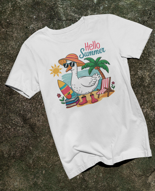 Weißes T-Shirt mit Gans im Sonnenhut und dem Spruch „Hello Summer“ in frechem, sommerlichem Design