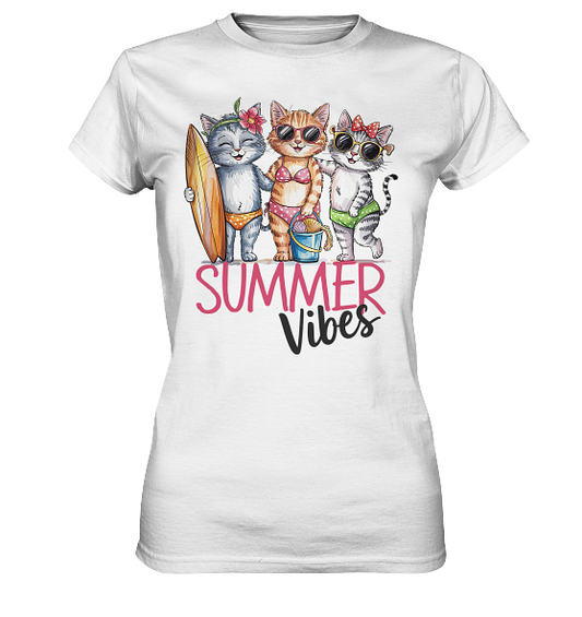 Weißes T-Shirt mit drei Katzen im Bikini und dem Schriftzug „Summer Vibes“ – witziges Sommermotiv