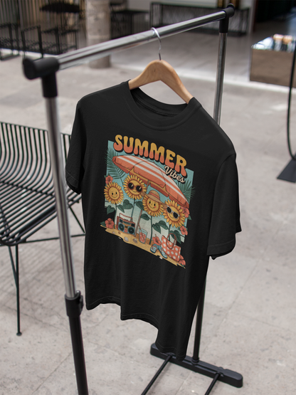Schwarzes T-Shirt mit bunten Blumen und Aufschrift "Summer Vibes" hängt an einem Kleiderständer.