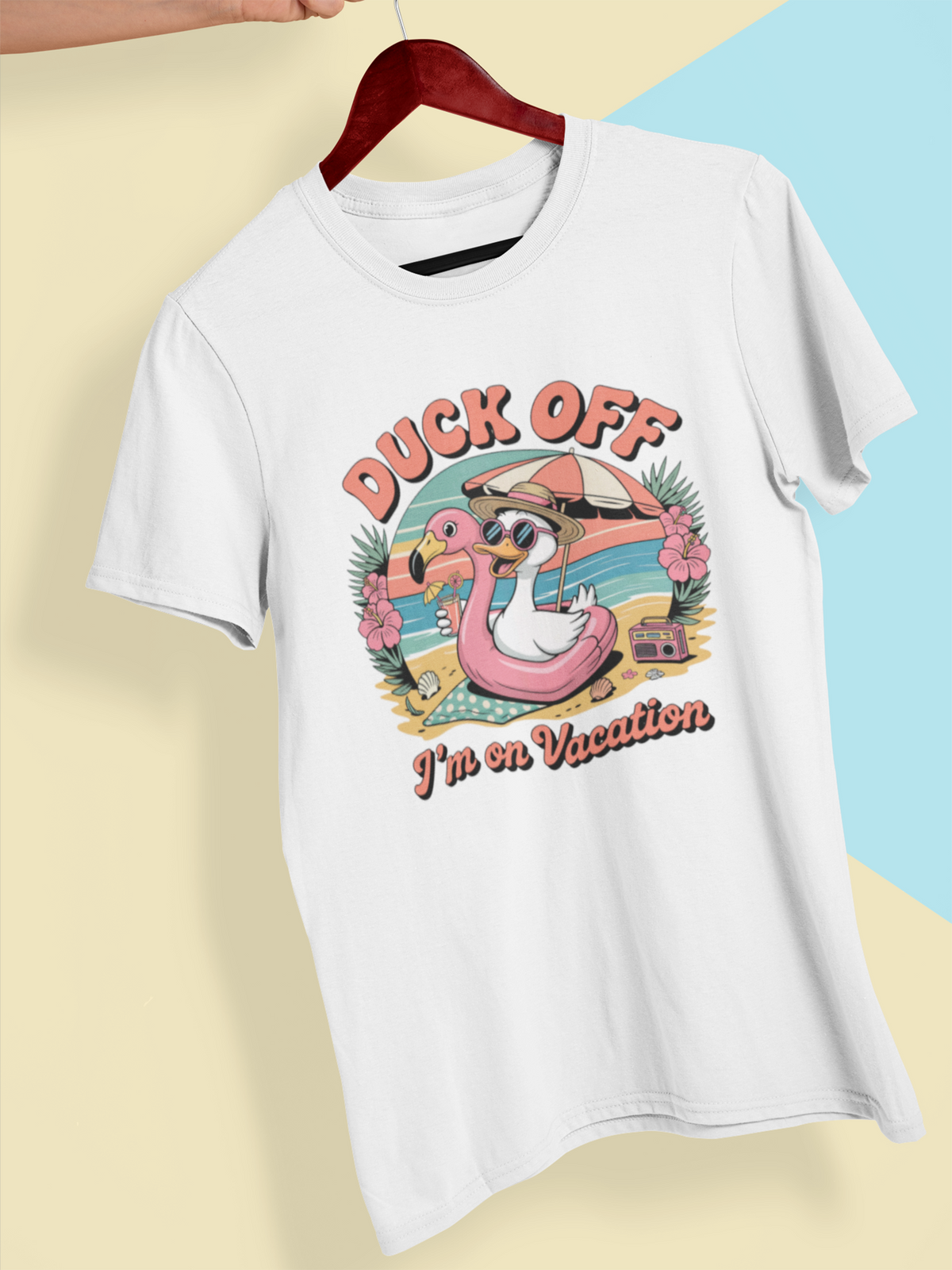 Weißes Shirt auf Kleiderbügel mit Enten-Flamingo-Motiv und Aufdruck "Duck Off"