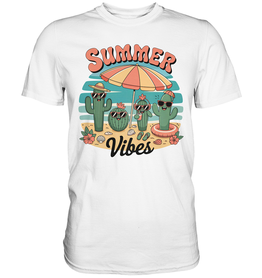 Weißes T-Shirt mit bunter Retro-Grafik: mehrere Kakteen mit Sonnenbrillen und Cocktails am Strand, Text „Summer Vibes – Cactus at the Beach“
