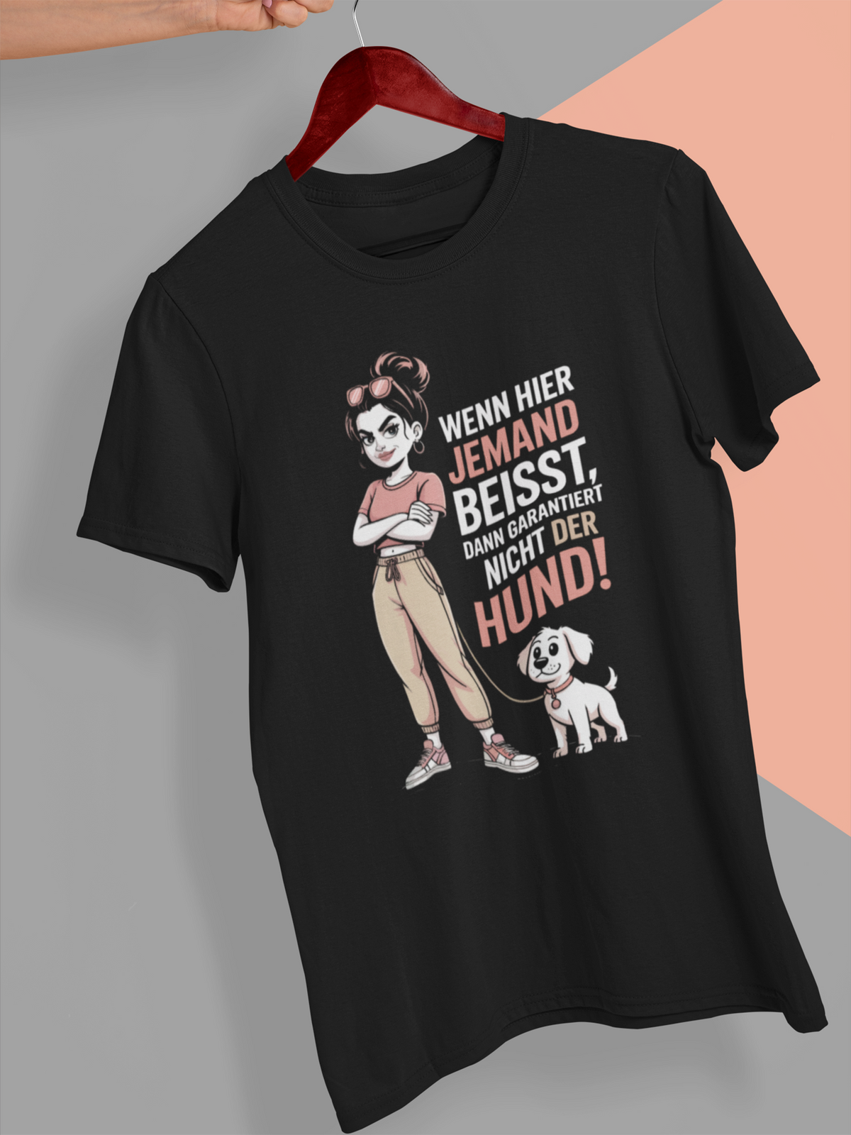 Schwarzes Shirt mit Print: "Wenn hier jemand beisst dann garantiert nicht der Hund", auf Kleiderbügel.