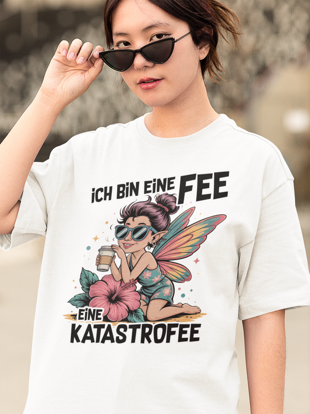 Ich bin eine Fee. Eine Katastrofee | Premium T-Shirt für Chaosfeen, Alltagszauberinnen & Menschen mit Glitzerschaden