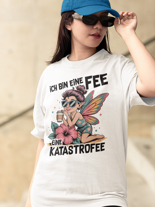 Ich bin eine Fee. Eine Katastrofee | Premium T-Shirt für Chaosfeen, Alltagszauberinnen & Menschen mit Glitzerschaden
