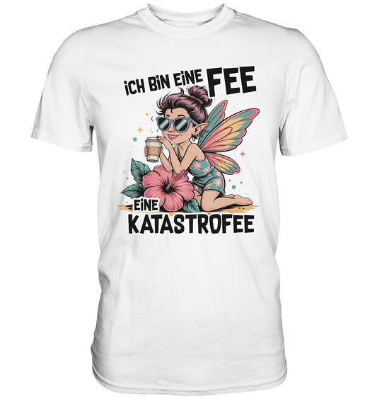 Weißes T-Shirt mit schwarzem Text „Ich bin eine Fee. Eine Katastrofee.“ – Motiv: Fee mit Kaffeebecher und großer Hibiskusblüte.