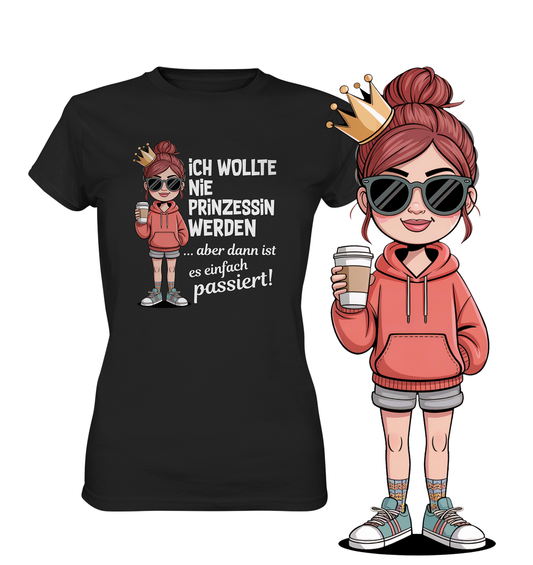 Schwarzes T-Shirt mit weißem Text: „Ich wollte nie Prinzessin werden... aber dann ist es einfach passiert.“ und Comic-Figur in Form eines Mädchens mit Kaffeebecher. Rechst vorne auf dem Bildeine vergrößerte Abbildung des Motives, in Form des Mädchens.