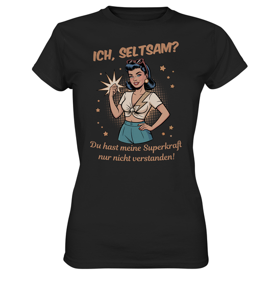 Schwarzes T-Shirt mit Motiv: Retro-Girl mit Sonnenbrille im 50s-Stil, mit Text „Ich, seltsam? Du hast nur meine Superkraft nicht verstanden!“