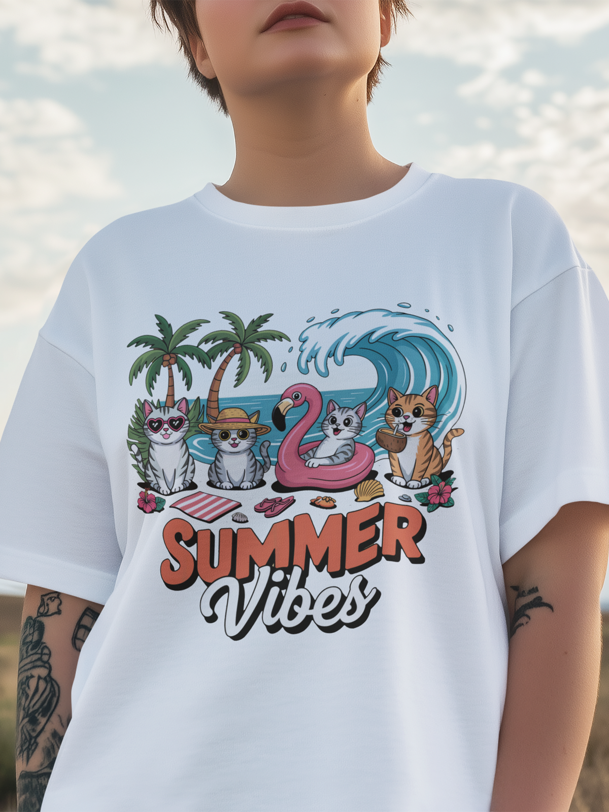 Oberkörper einer Frau mit weißem T-Shirt mit Katzen-Print und Aufdruck "Summer Vibes"