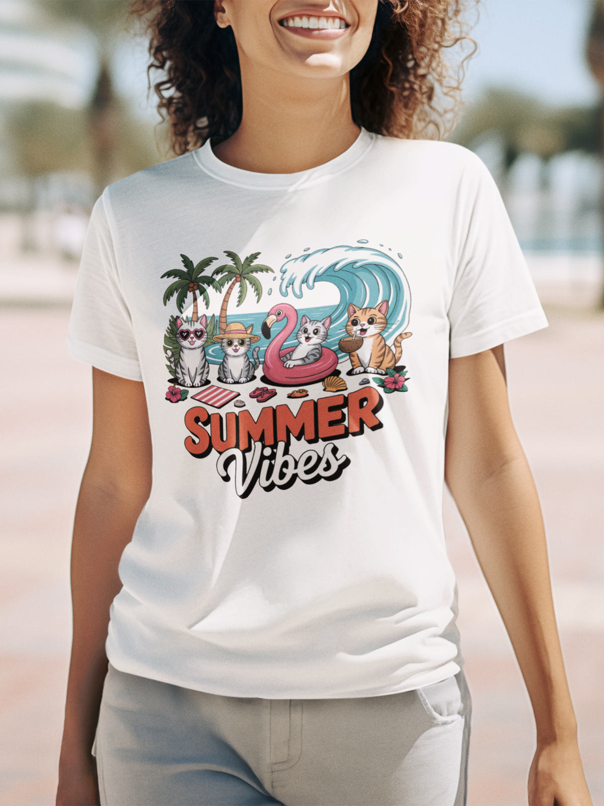 Oberkörper einer Frau mit weißem T-Shirt mit Katzen-Print und Aufdruck "Summer Vibes"