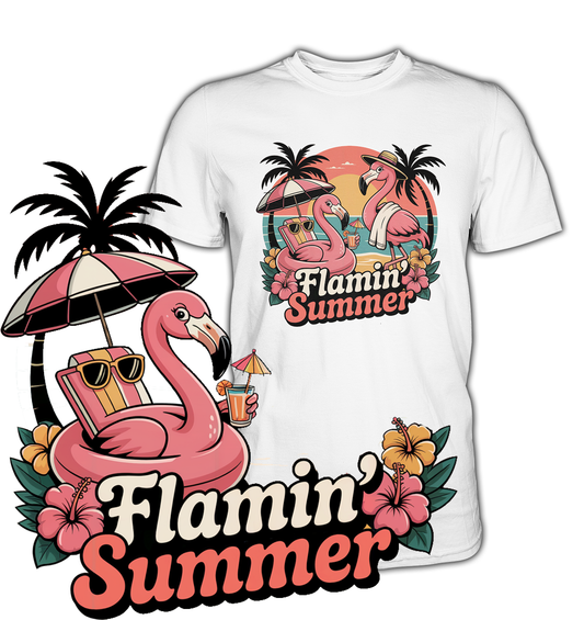 Weißes T-Shirt mit Flamingo-Strandmotiv und dem Schriftzug „Flamin’ Summer“, vergrößerte Darstellung des Motivs am linken unteren Bildrand

