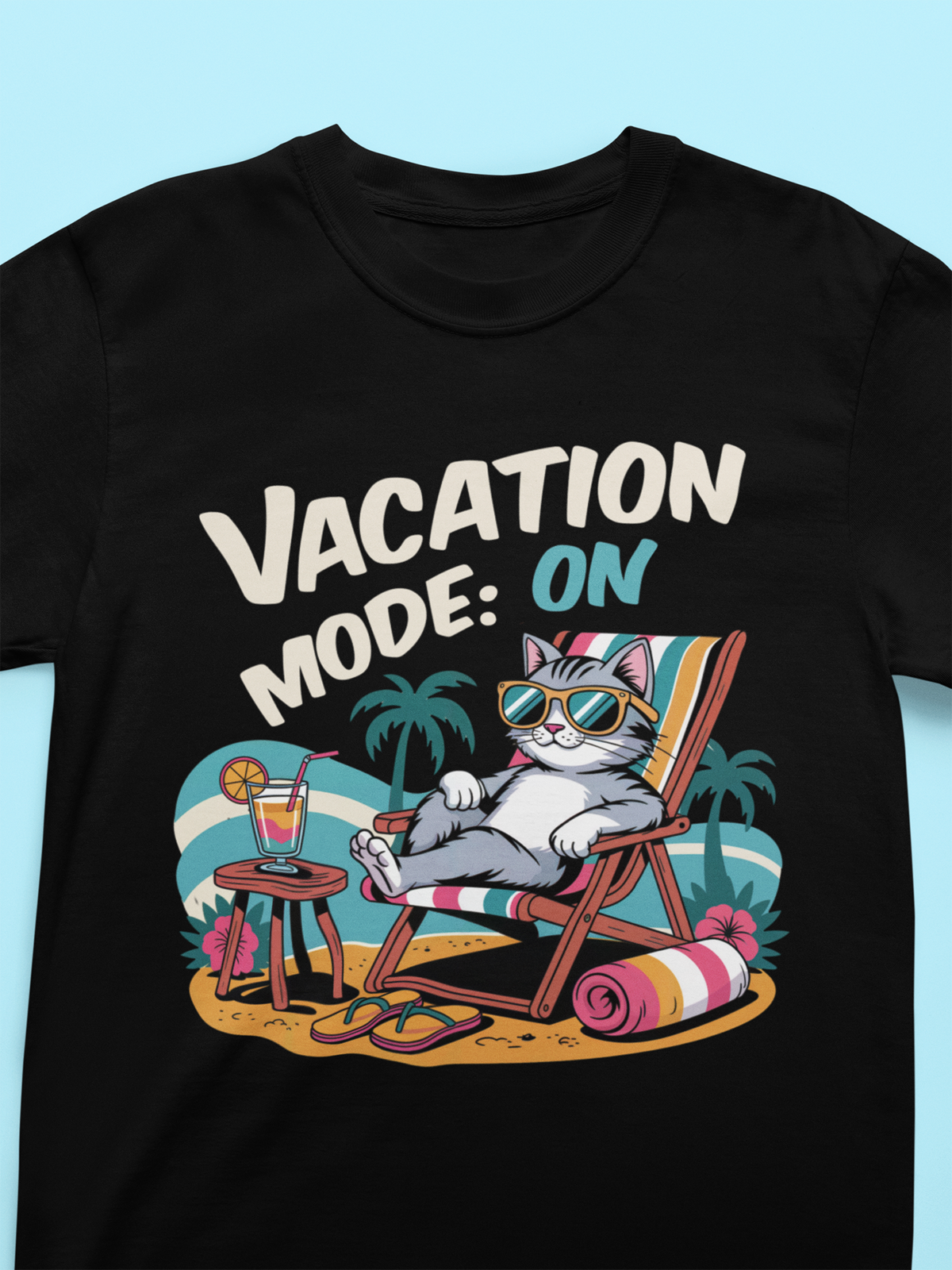 Schwarzes T-Shirt mit Comic-Motiv: relaxte Katze mit Sonnenbrille im Urlaubsmodus, Schriftzug „Vacation Mode On“