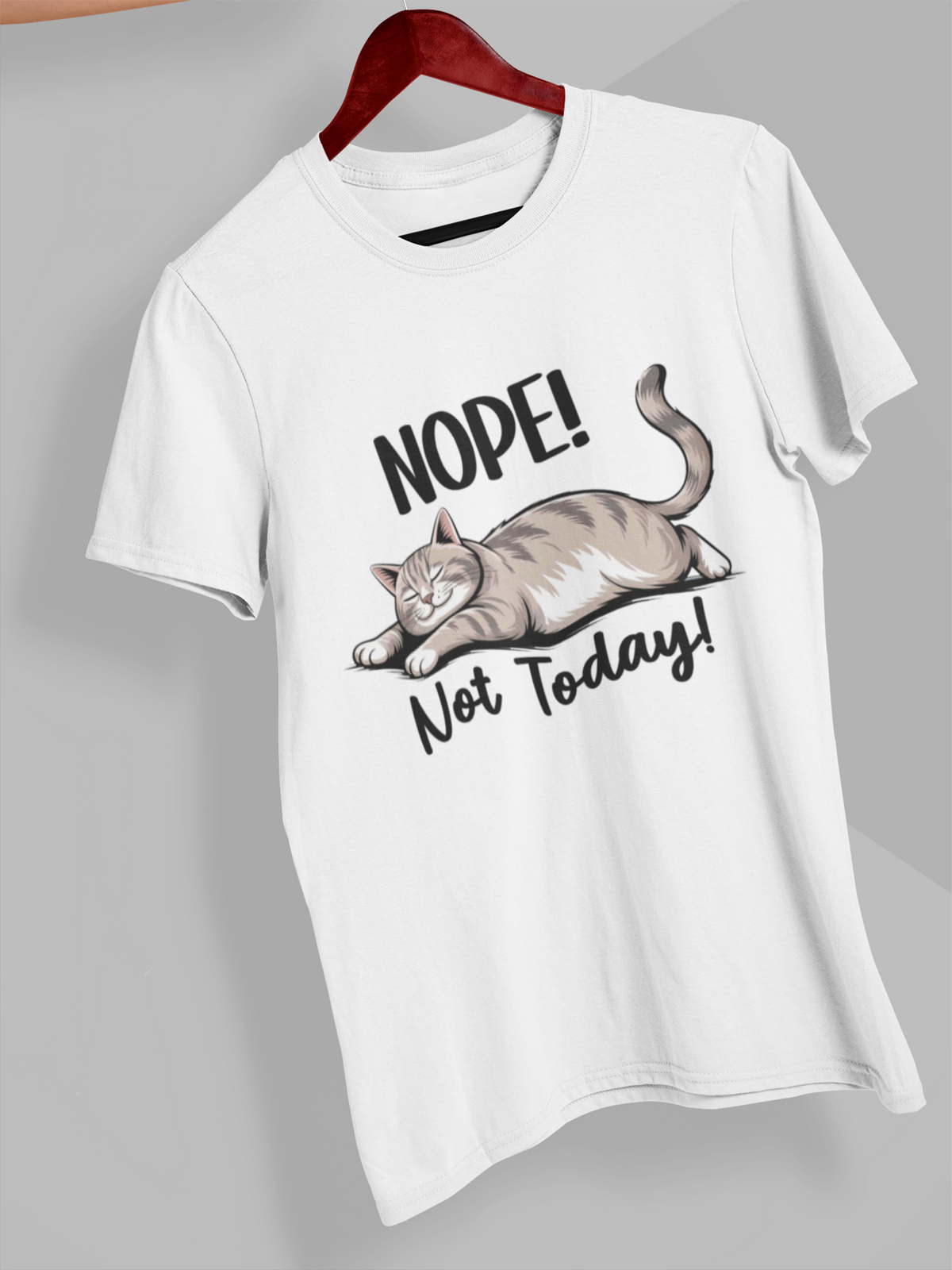 Weißes T-Shirt mit müder Katze und Textmotiv, hängend auf einem Kleiderbügel 