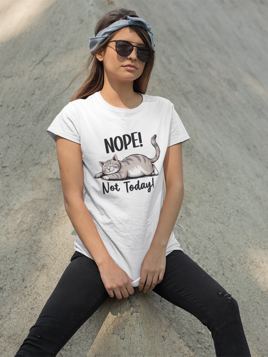 Junge Frau mit schwarzer Hose und Sonnenbrille trägt ein weißes Faulheits-T-Shirt mit Katze und Spruch, Ganzkörperansicht