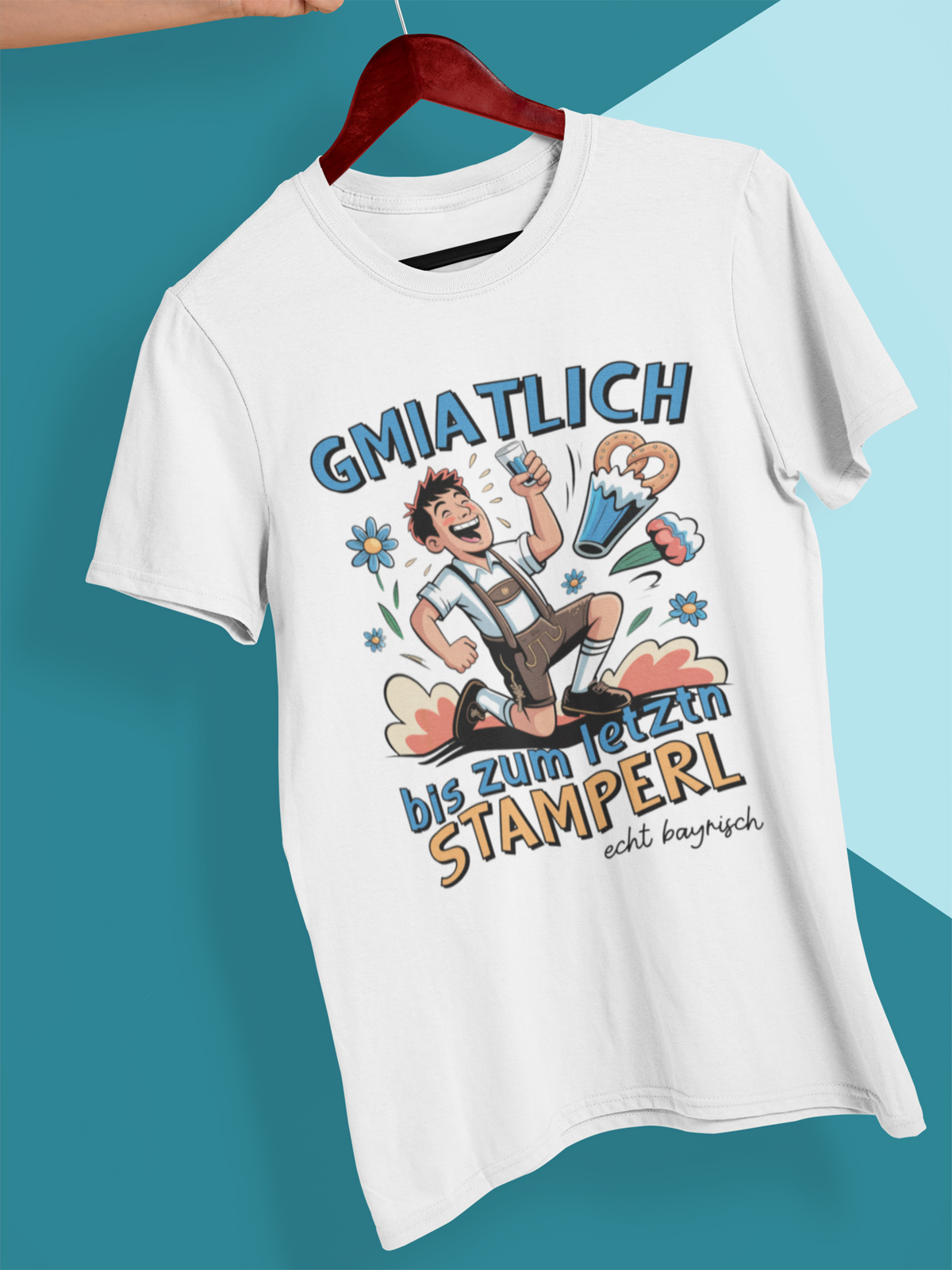 Weißes T-Shirt auf Kleiderbügel hängend, mit Comic-Motiv eines Mannes und dem bayerischen Spruch „Gmiatlich bis zum letztn Stamperl“