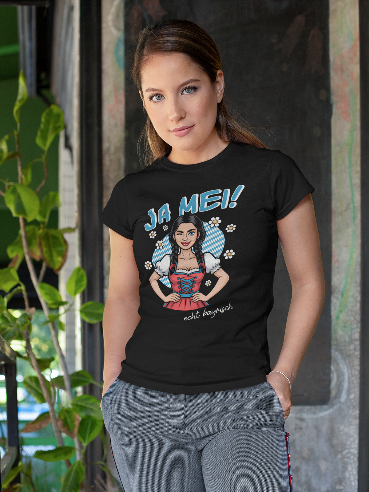 Frau trägt schwarzes T-Shirt mit dem bayerischen Spruch „Ja mei“, Oberkörperansicht