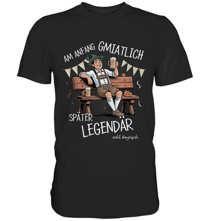Schwarzes T-Shirt mit weißem Schriftzug „Am Anfang gmiatlich, später legendär“ und bayrischen Motiv