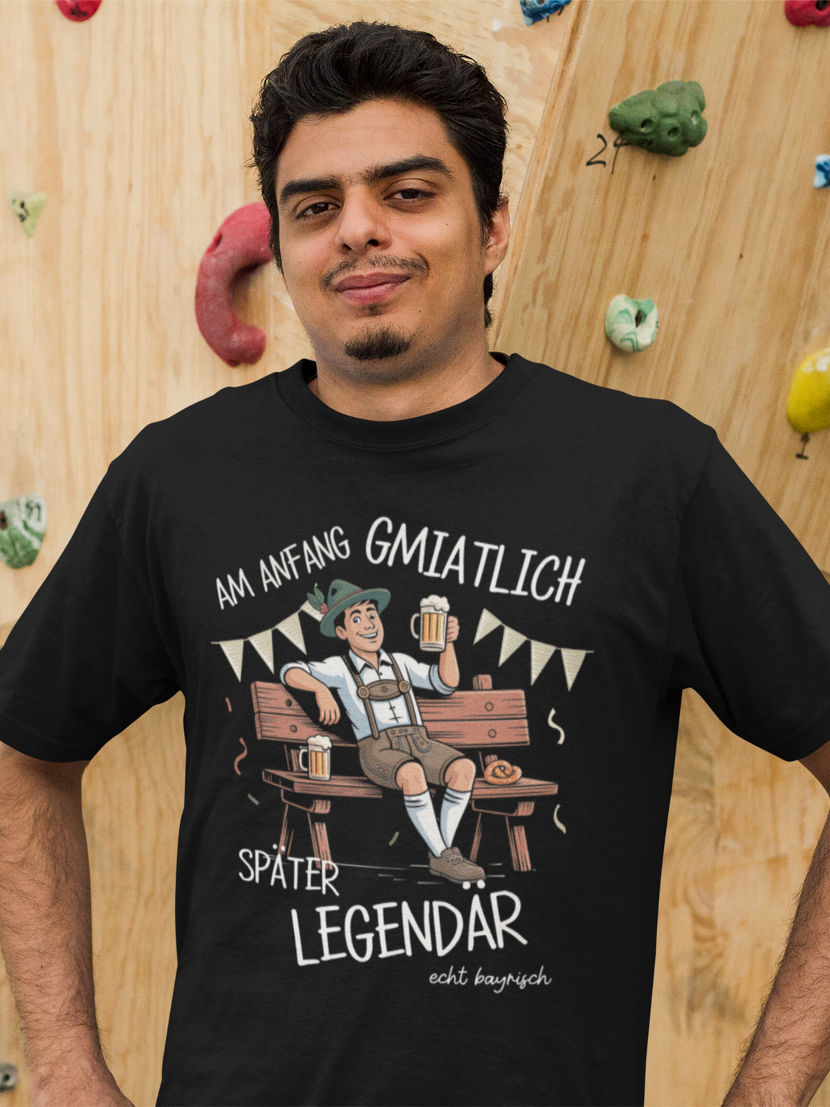 Mann trägt schwarzes T-Shirt mit Textmotiv „Am Anfang gmiatlich, später legendär“, Oberkörperansicht