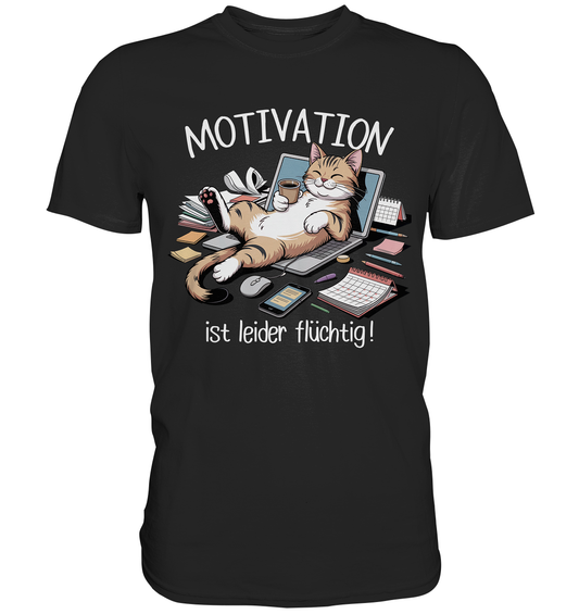 Schwarzes T-Shirt mit Motiv: schlafende Katze auf Laptop, umgeben von Papier und dem Spruch „Motivation ist leider flüchtig“