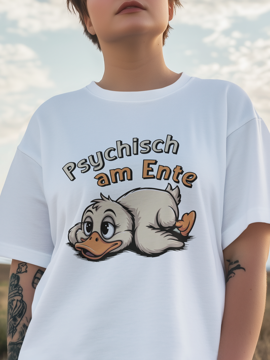 Junge Frau trägt weißes T-Shirt mit Ente und dem Text „Psychisch am Ente“ (Oberkörperaufnahme)