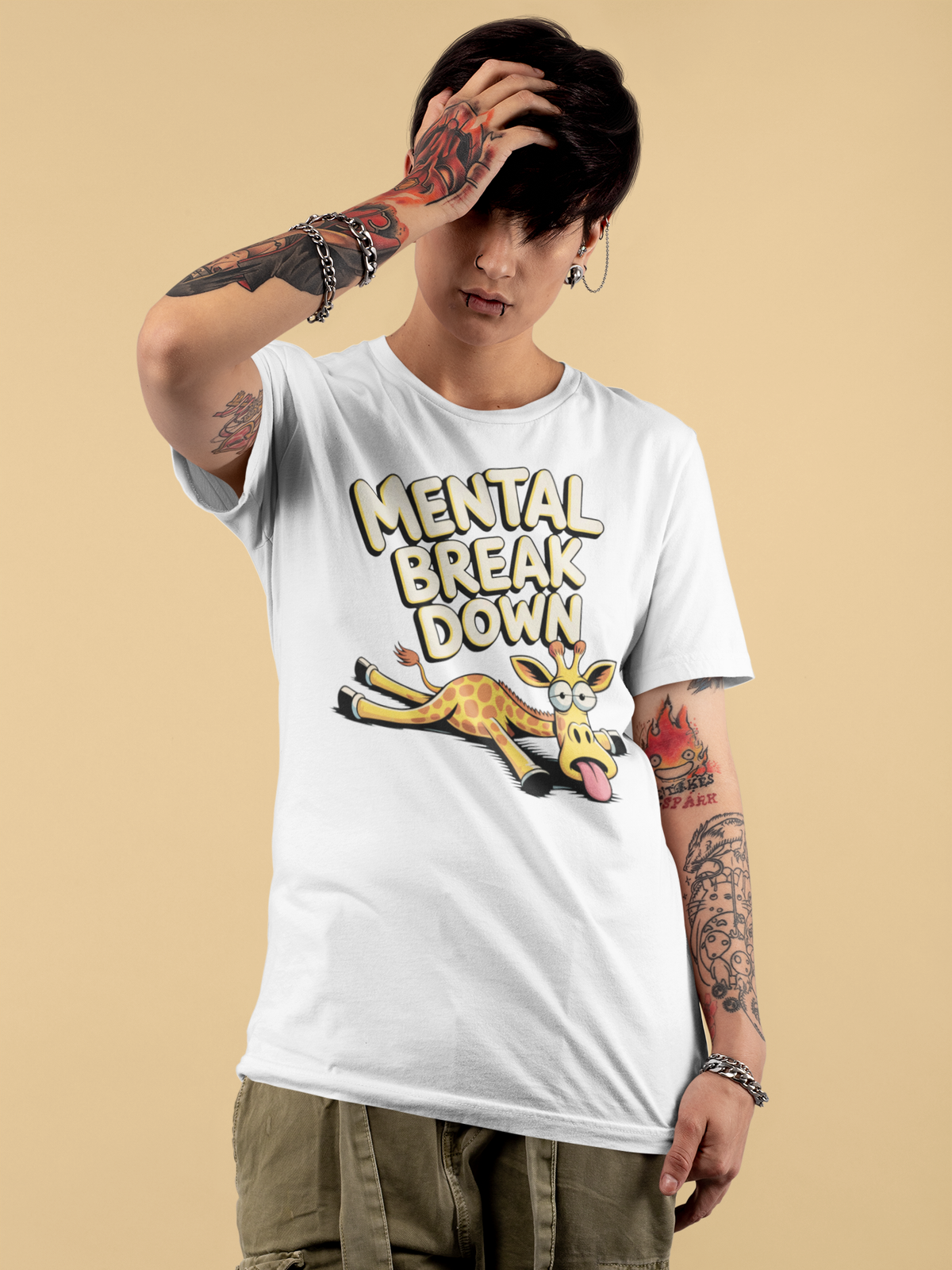 Junge Frau trägt weißes T-Shirt mit Giraffe und dem Text „Mental Break Down“ (Oberkörperaufnahme)