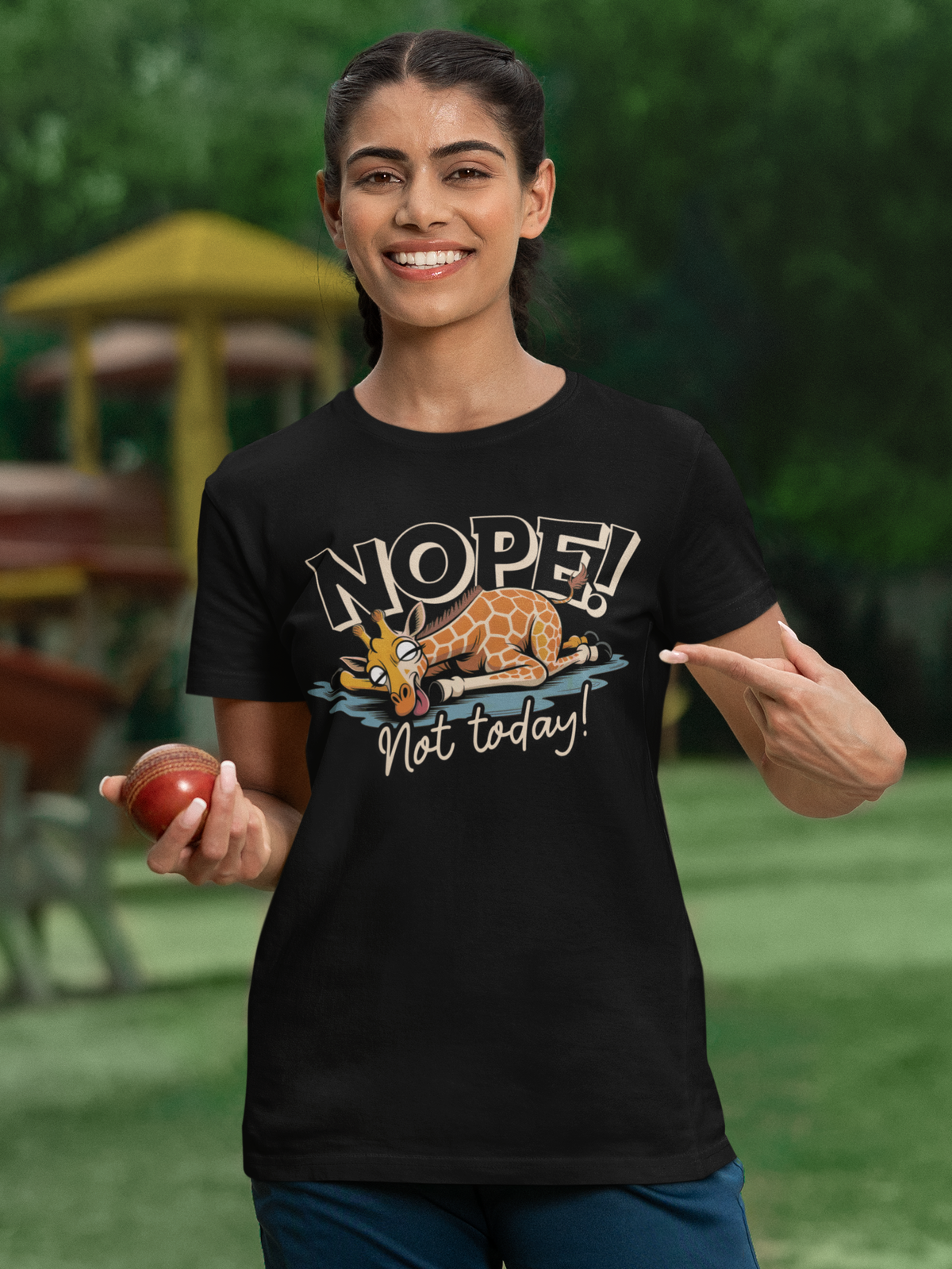 Junge Frau trägt schwarzes T-Shirt mit Giraffe und dem Text „Nope. Not today“ (Oberkörperaufnahme)