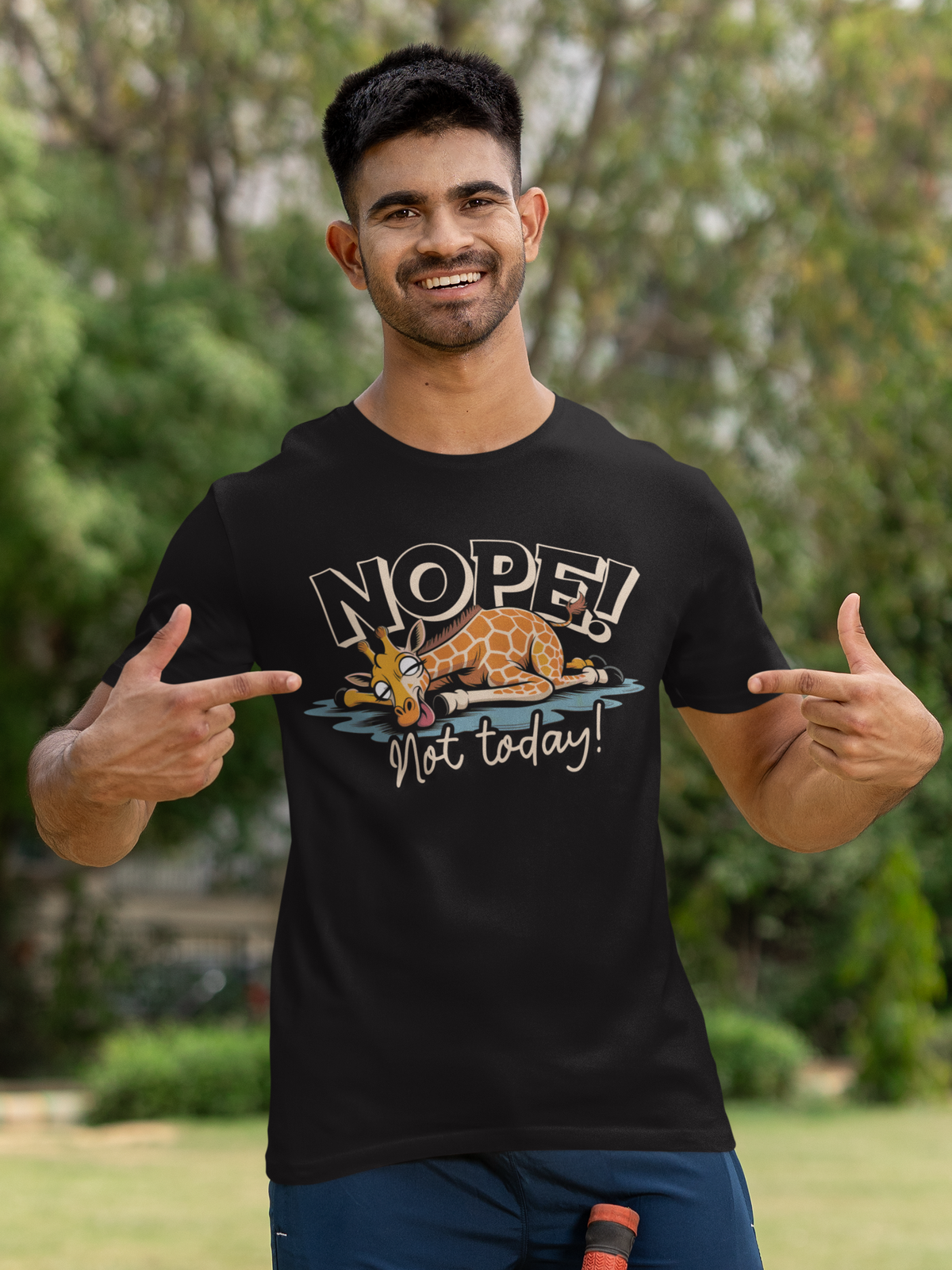 Junger Mann trägt schwarzes T-Shirt mit Giraffe und dem Text „Nope. Not today“ (Oberkörperaufnahme)