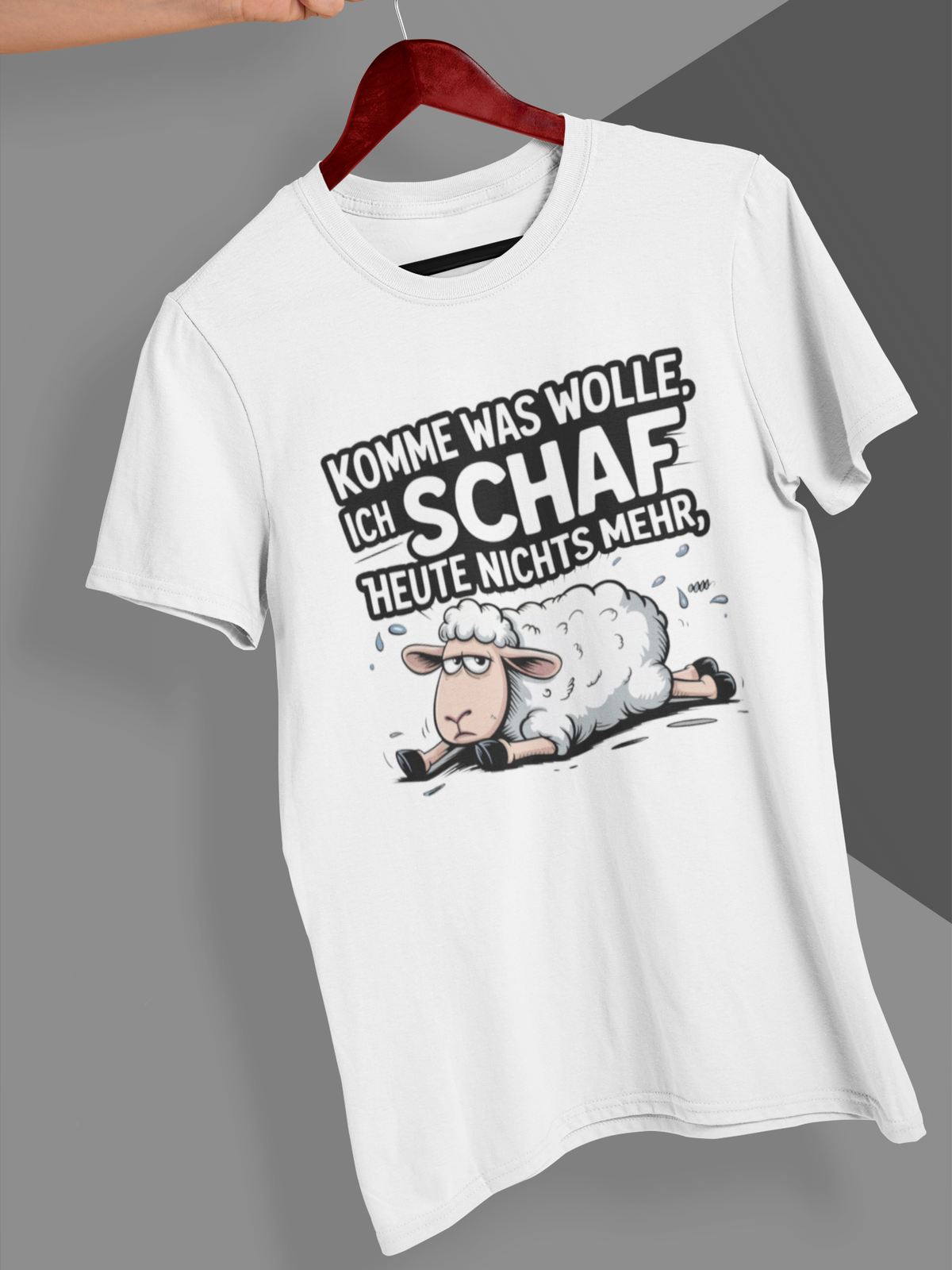 Weißes T-Shirt mit Schaf und Spruch auf Kleiderbügel 