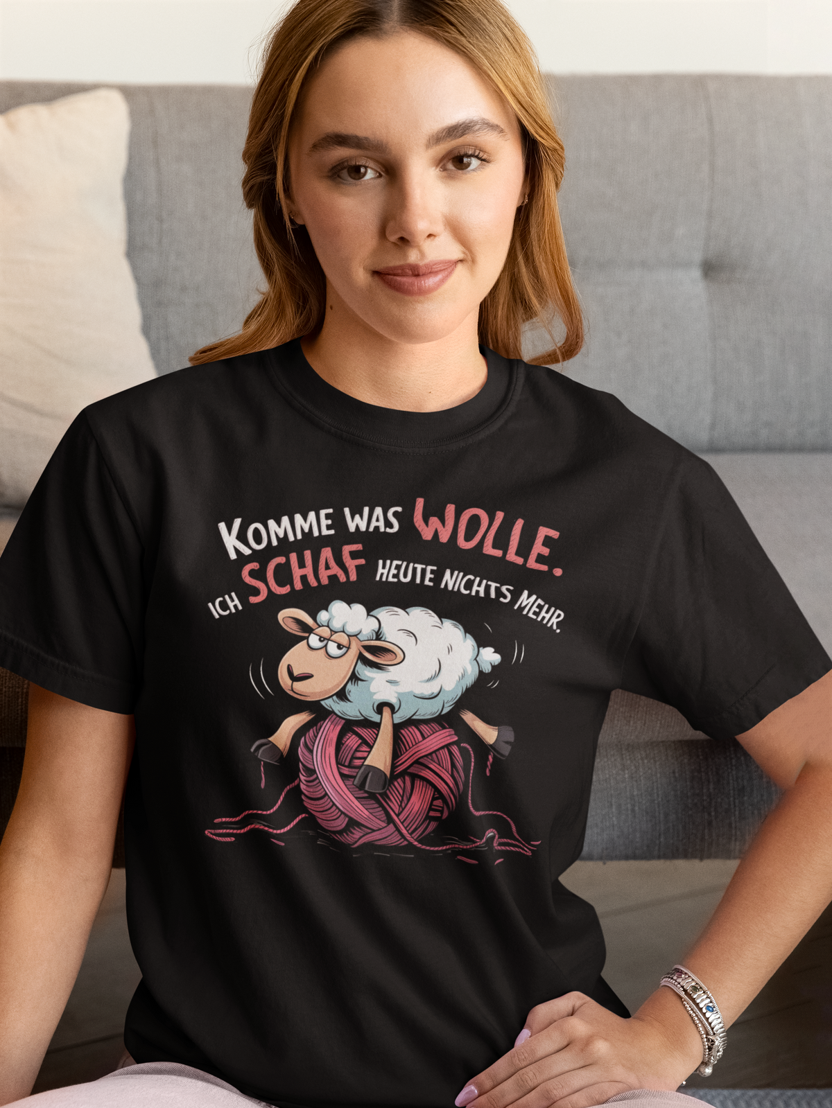 Junge Frau trägt schwarzes T-Shirt mit Schaf auf Wolle und frechem Spruch (Oberkörperaufnahme)