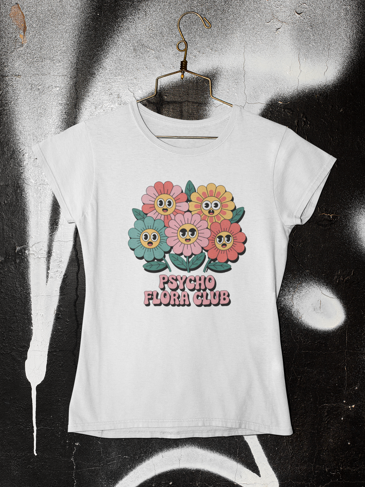 T-Shirt mit Flower Power Design auf Kleiderbügel 