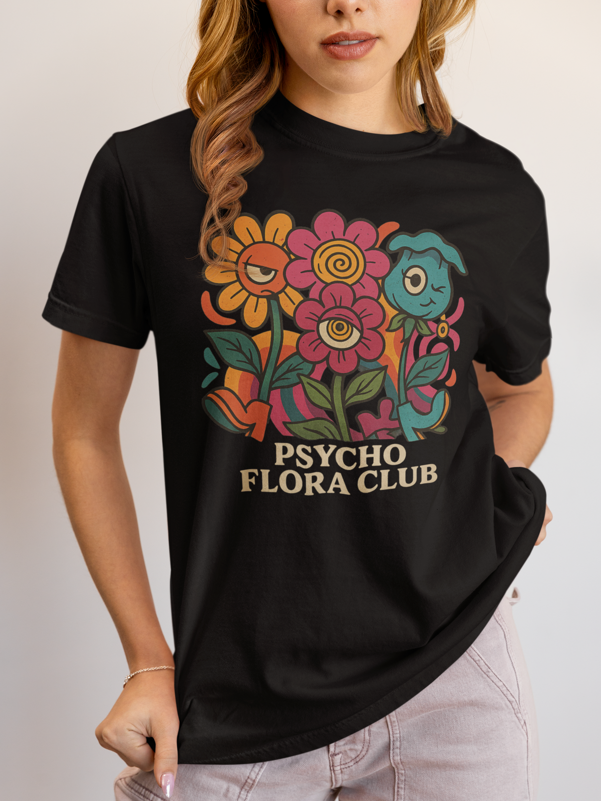 Frau trägt schwarzes T-Shirt mit Retro-Design und Club-Schriftzug (Oberkörperaufnahme)