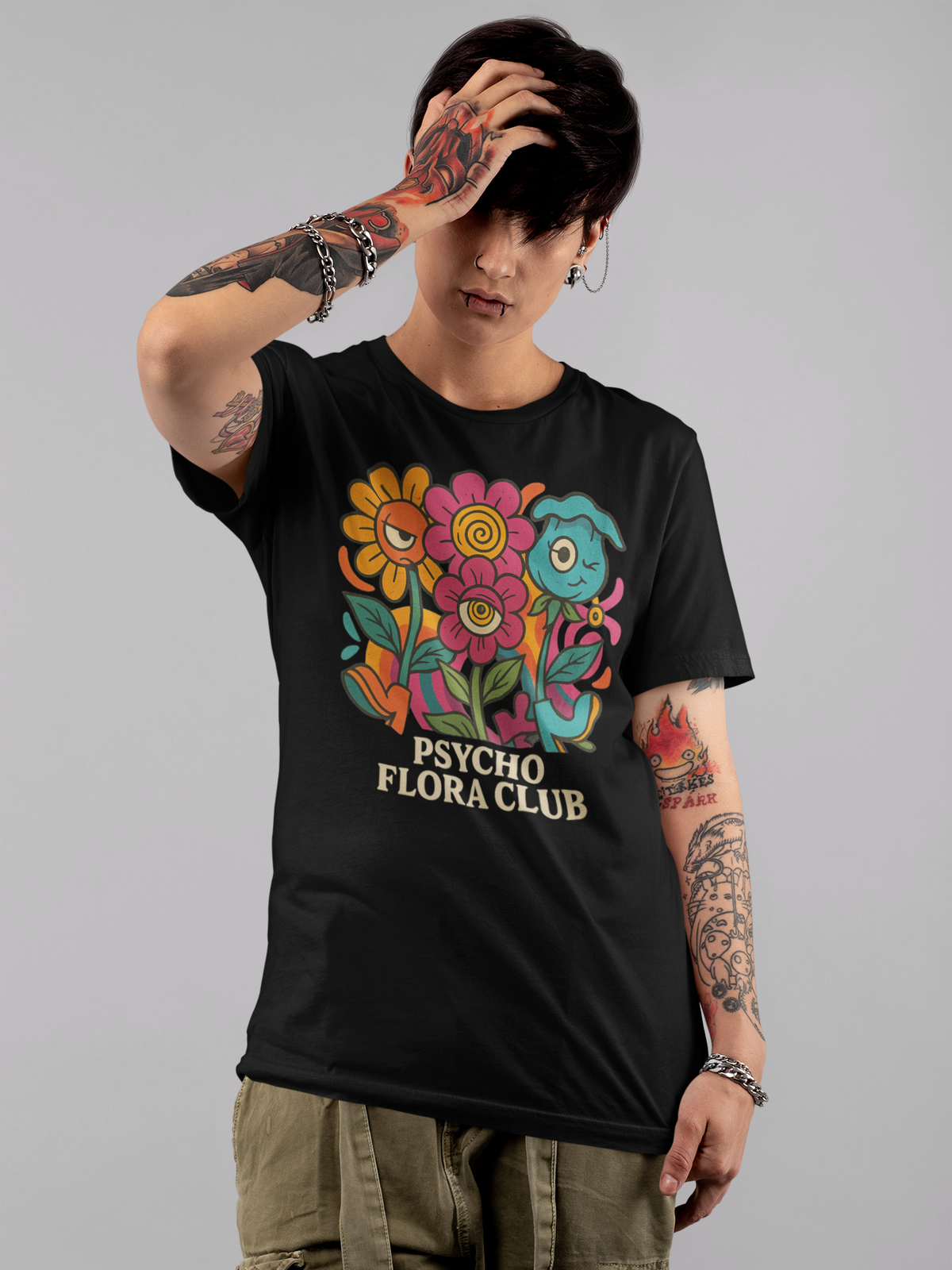 Frau trägt schwarzes T-Shirt mit Retro-Design und Club-Schriftzug (Oberkörperaufnahme)
