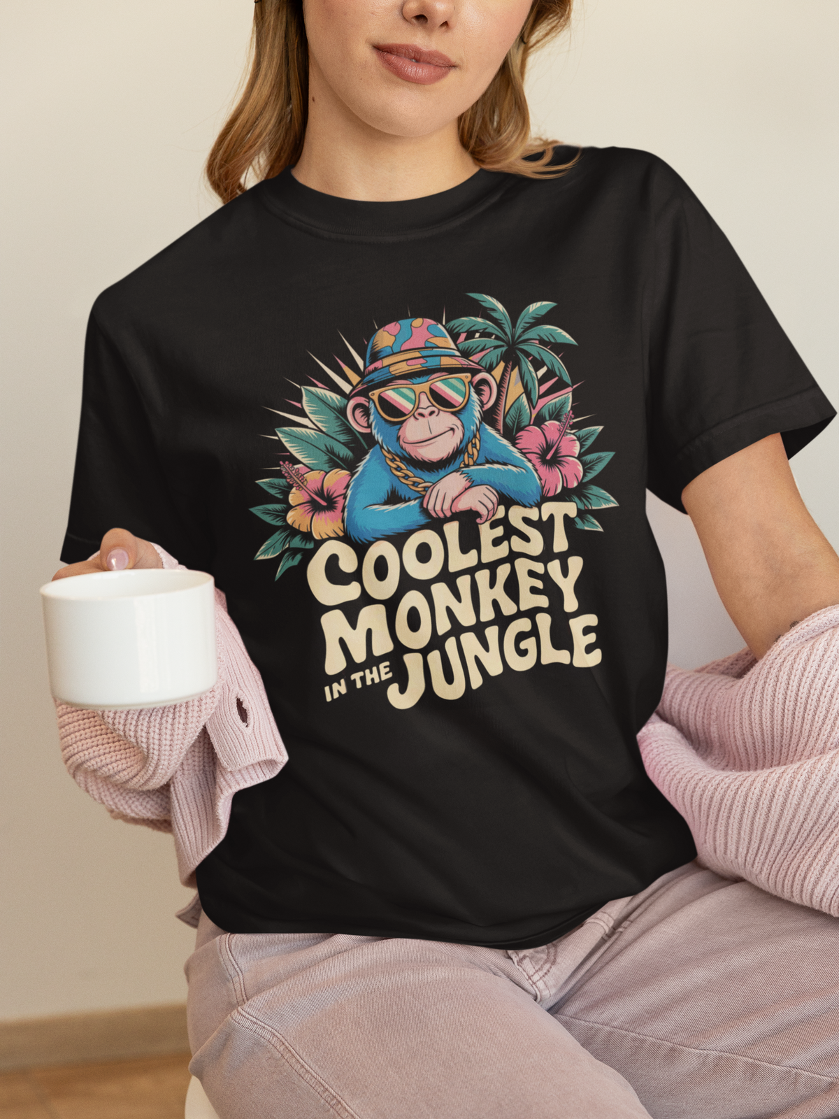 Frau trägt Shirt mit coolem Affe und Spruch (Oberkörper). Sie hält eine weiße Tasse.