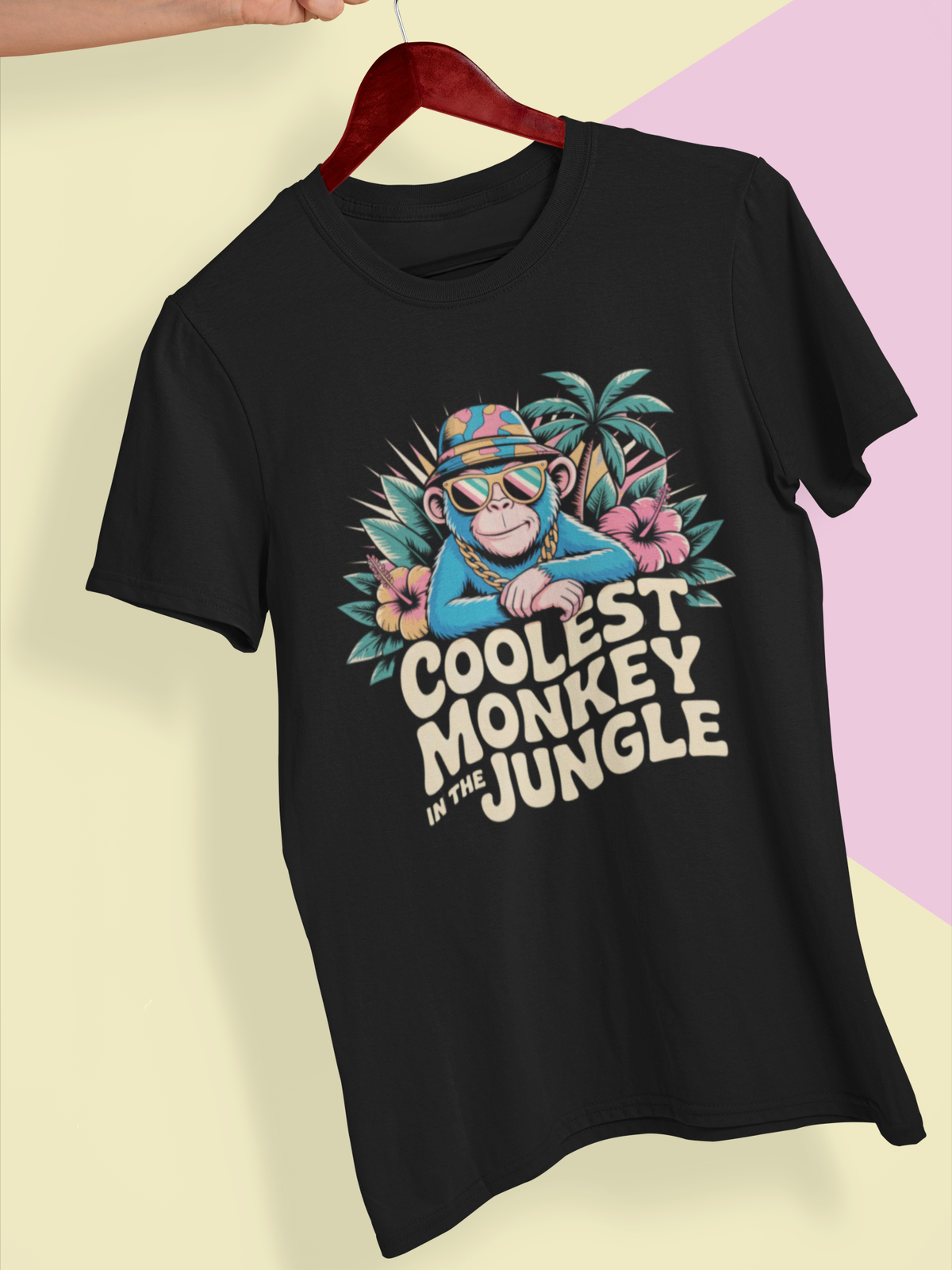 Schwarzes T-Shirt mit Affenmotiv und Spruch „Coolest Monkey in the Jungle“ auf Kleiderbügel