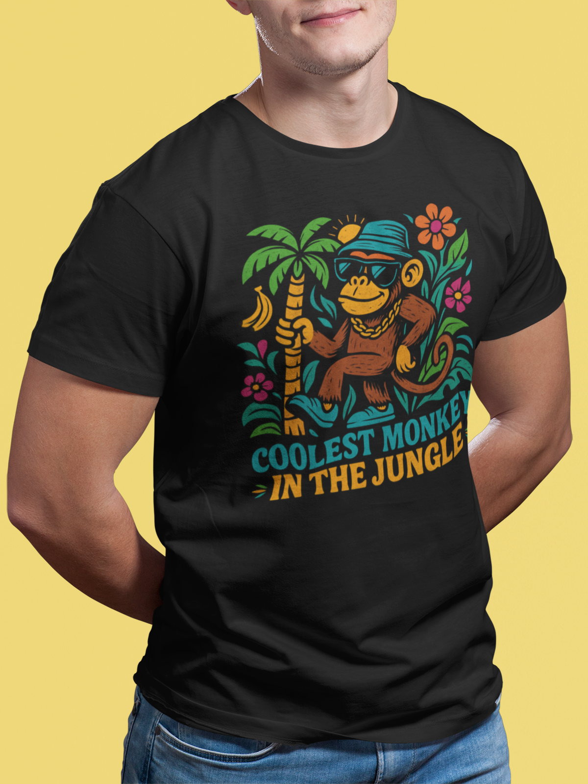 Mann trägt schwarzes Shirt mit Vintage-Dschungelmotiv (Oberkörperaufnahme)