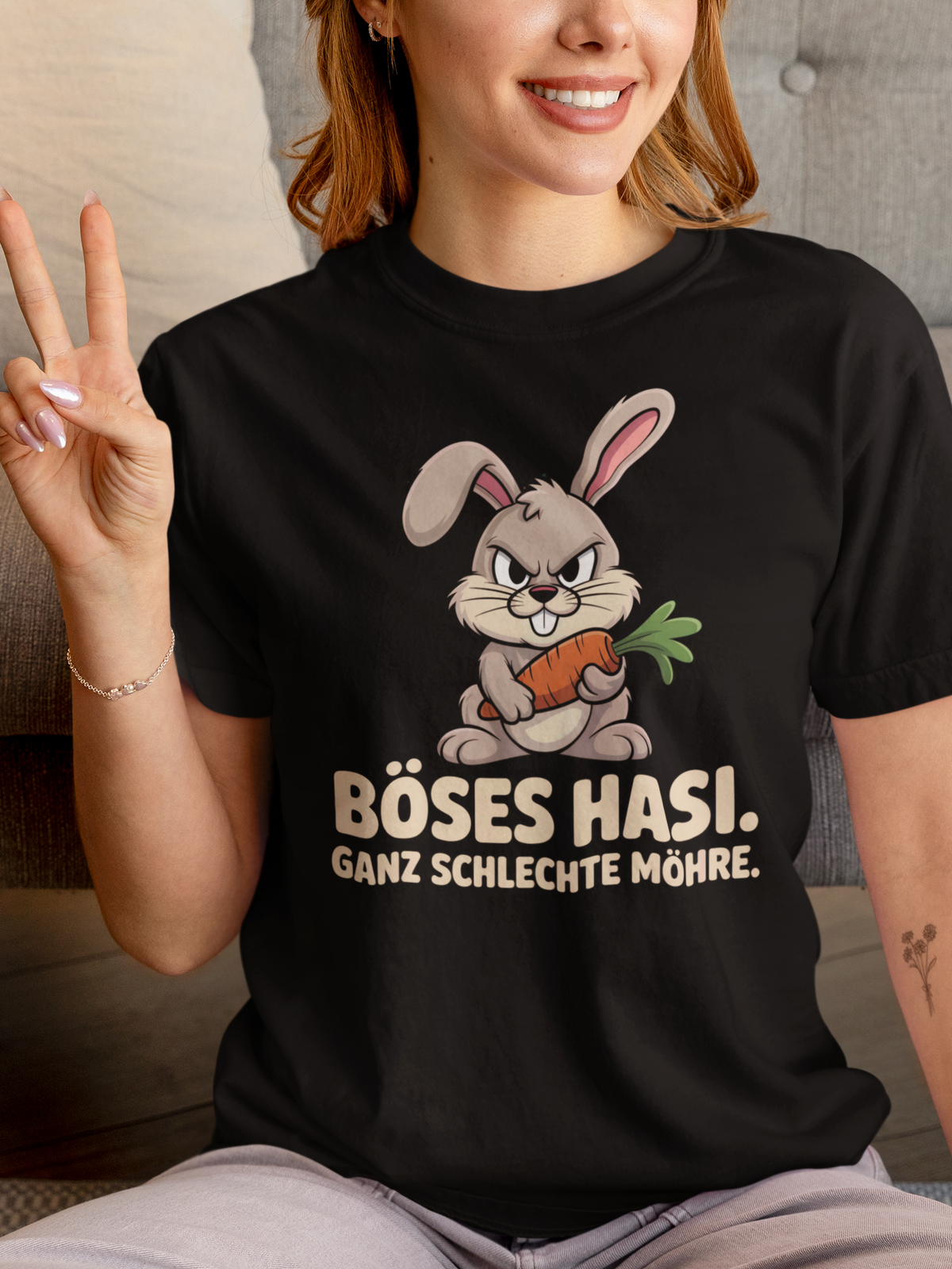 Frau trägt schwarzes Shirt mit frechem Hasen und Spruch (Oberkörperaufnahme)