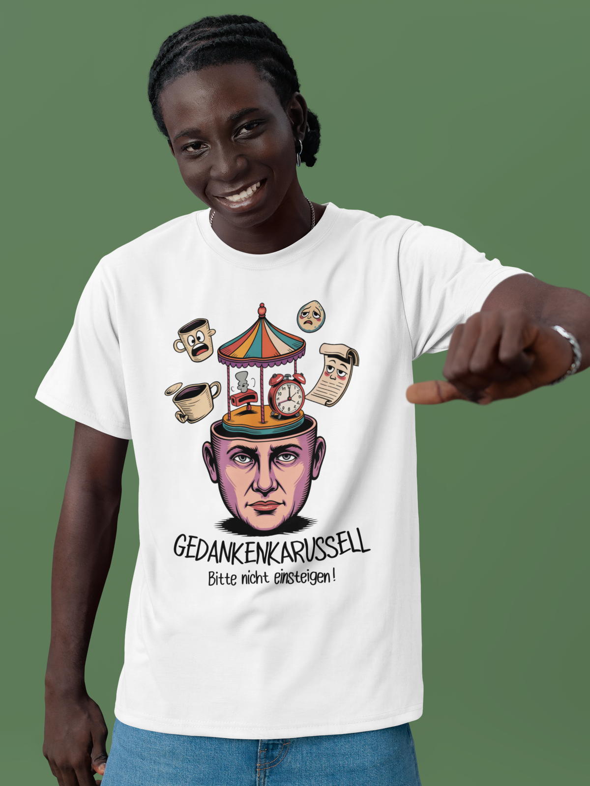 Schwarzer Mann, lachend, er trägt ein weißes T-Shirt mit Text „Gedankenkarussell – Bitte nicht einsteigen“ und Karssell-Kopf-Motiv.
