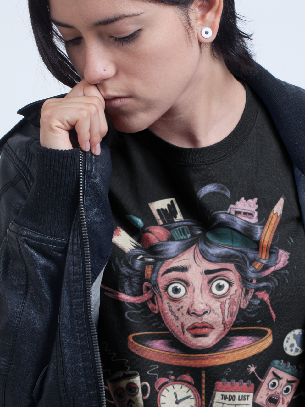 Nahaufnahme Gesicht einer jungen Frau und Ausschnitt des T-Shirts.