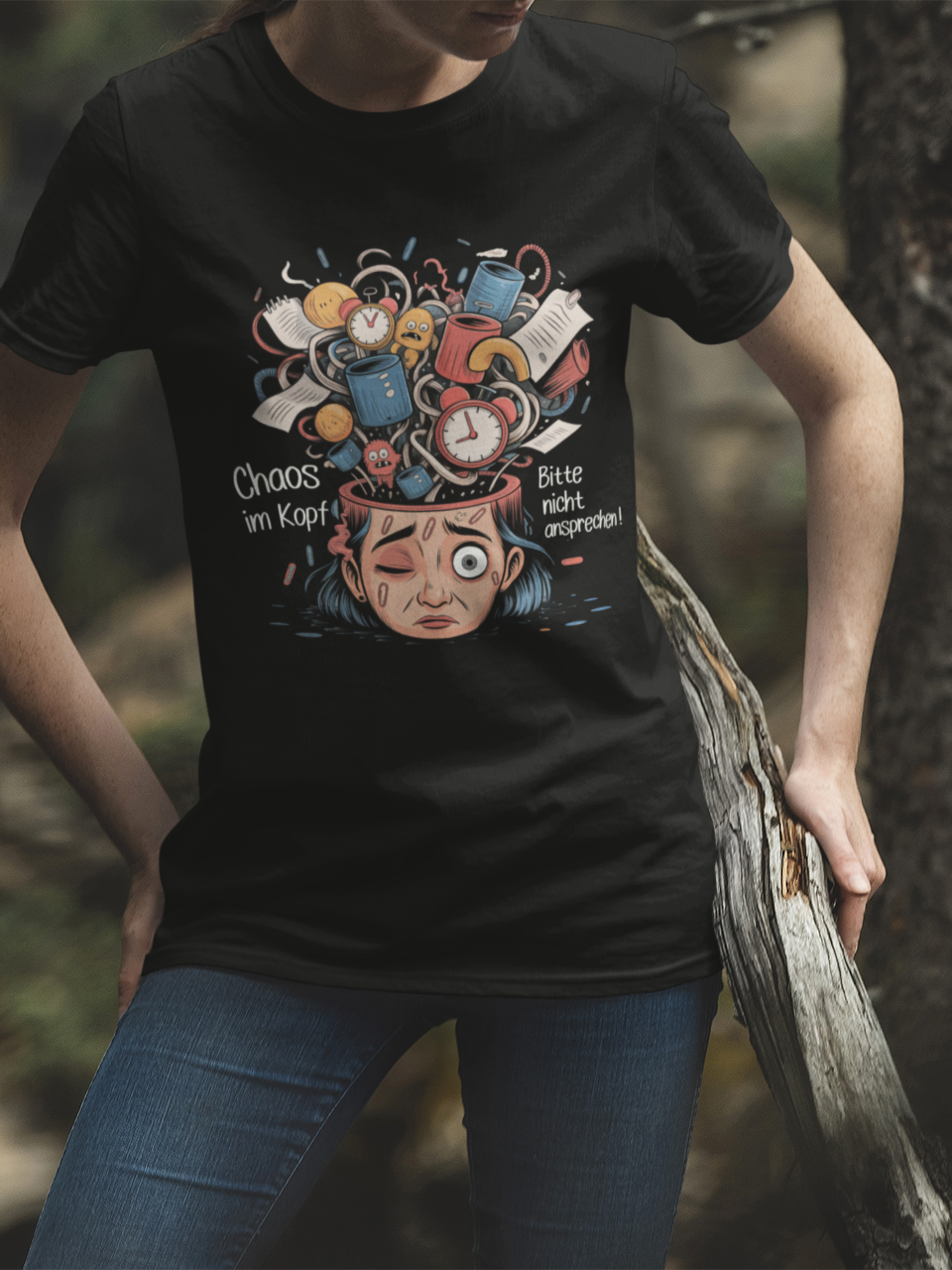 Frau trägt schwarzes Shirt mit Kopf-Chaos-Motiv und dem Spruch „Chaos im Kopf – Bitte nicht ansprechen“ (Oberkörperaufnahme)