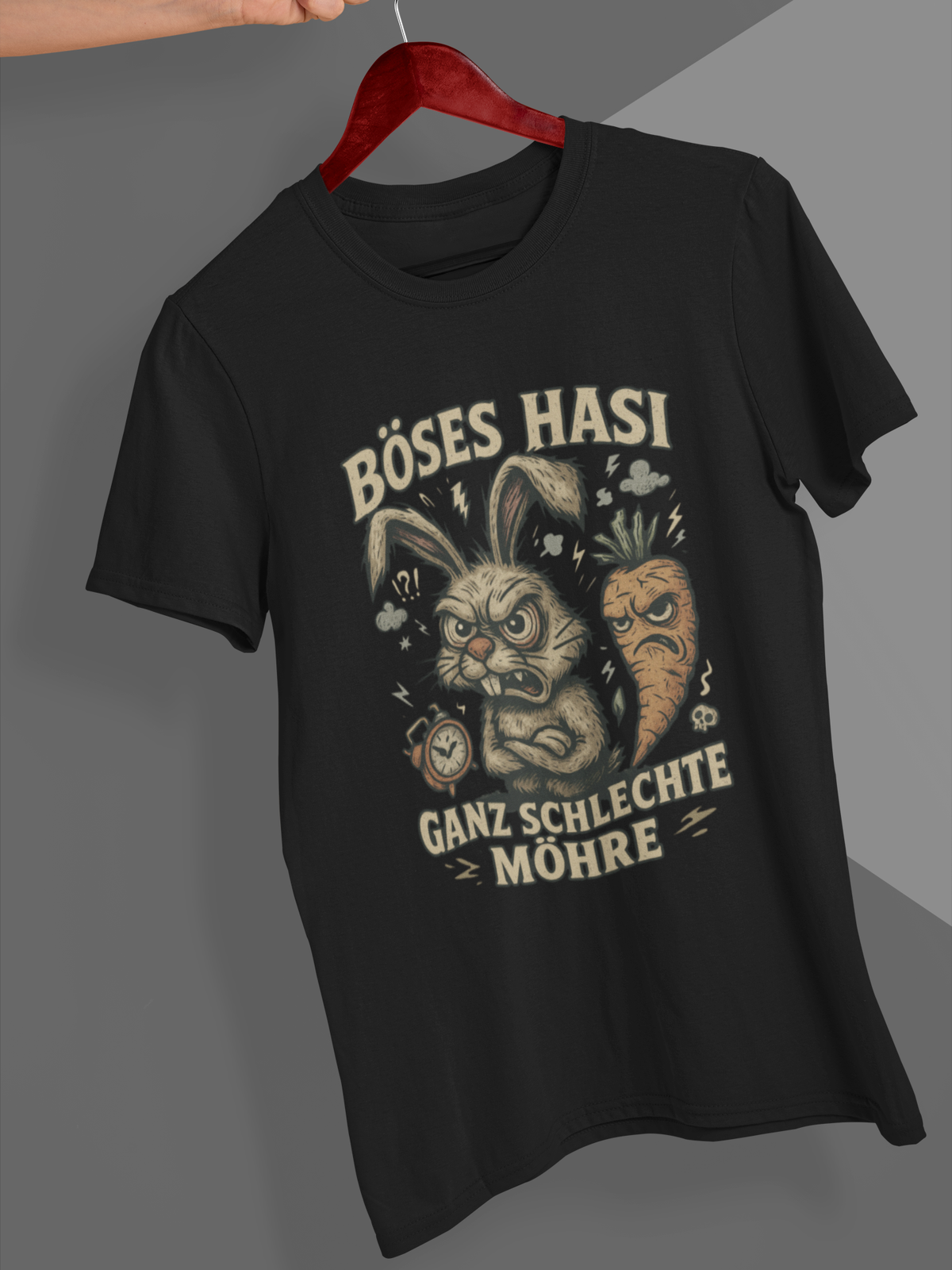 Schwarzes T-Shirt mit Vintage-Motiv eines finsteren Hasen und dem Spruch „Böses Hasi. Ganz schlechte Möhre“ auf Kleiderbügel