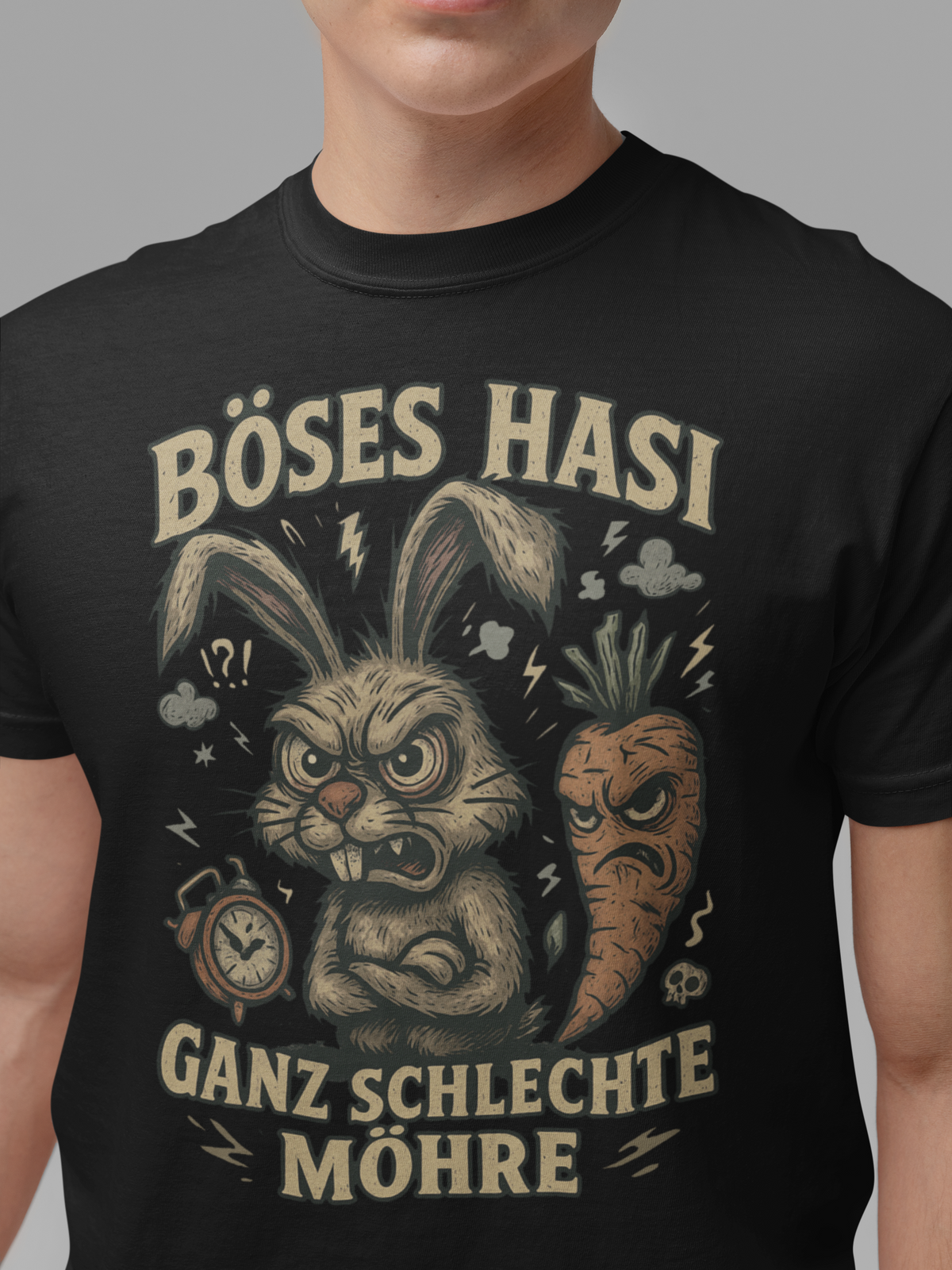 Mann trägt schwarzes T-Shirt mit wütendem Hase und Möhre im Vintage-Look (Oberkörperaufnahme)