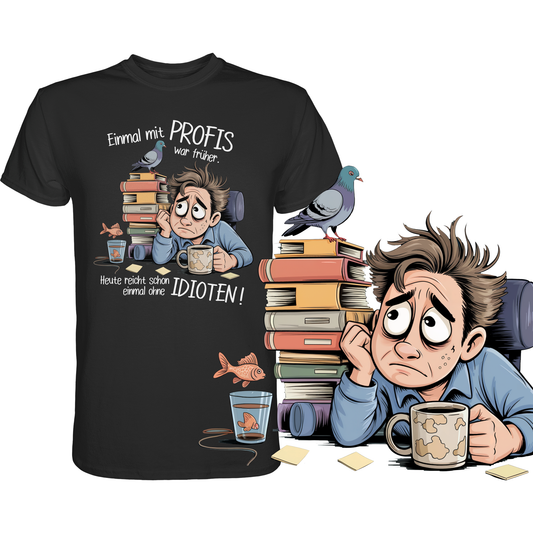 Schwarzes T-Shirt mit weißem Spruch „Einmal mit Profis war früher – Heute reicht schon ohne Idioten“ und Comic-Büro-Motiv. Rechts eine vergrößerte Darstellung des Motivs.