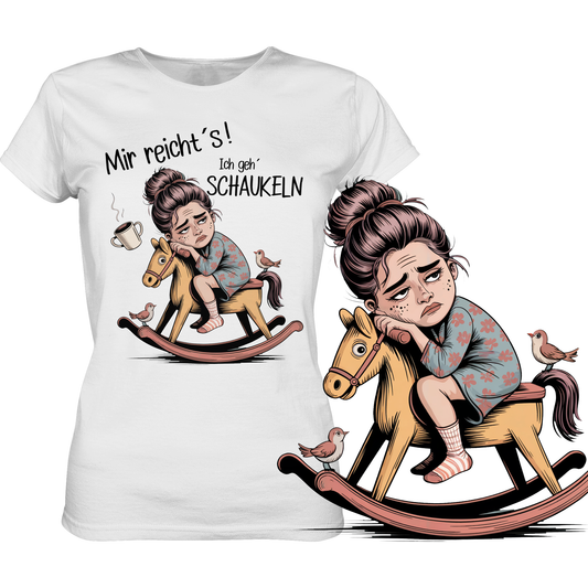 Weißes T-Shirt mit Spruch „Mir reichts – Ich geh schaukeln“ und einem Schaukelpferd-Motiv. Rechts unten eine vergrößerte Darstellung des Motivs