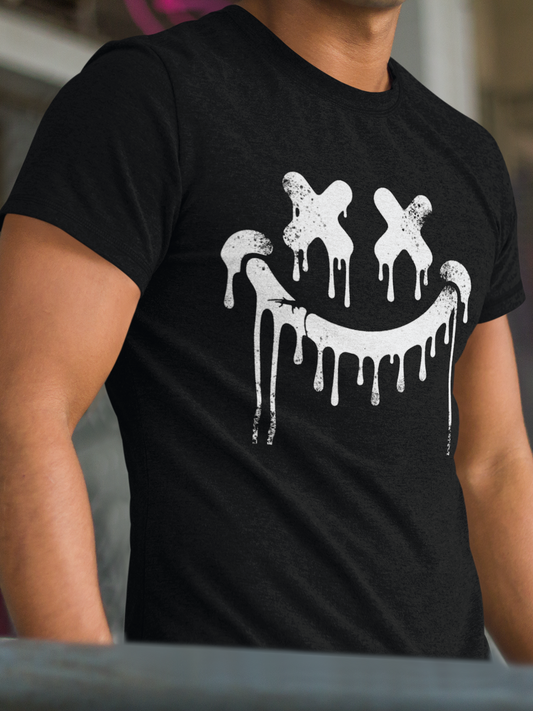 Mann trägt ein schwarzes T-Shirt mit Smilie-Gesicht im Graffiti-Look. Oberkörperansicht.