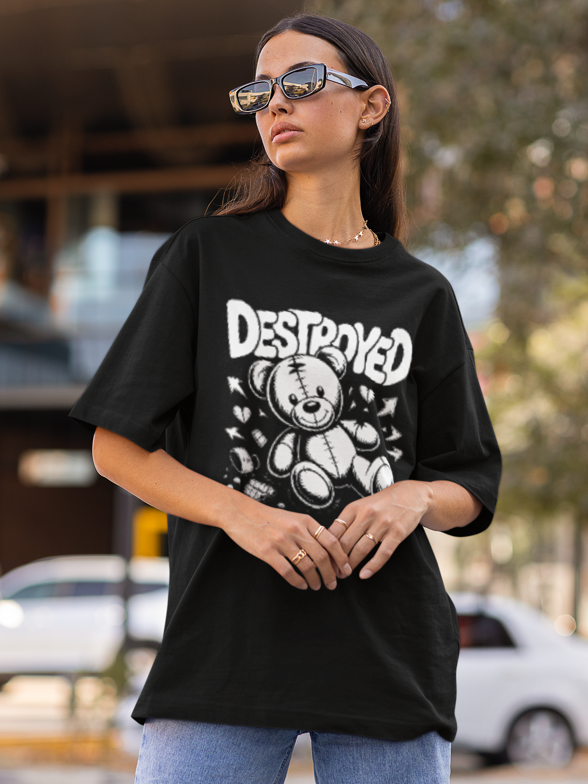 Frau trägt schwarzes Shirt mit Destroyed Teddy-Motiv (Oberkörperaufnahme)